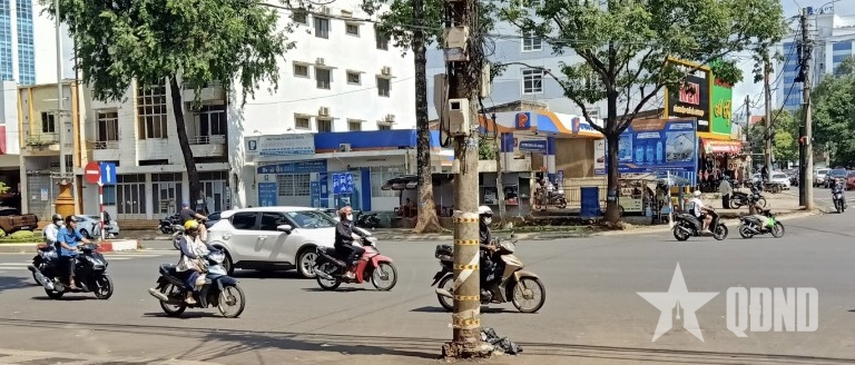 Những cột điện án ngữ lòng đường